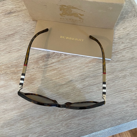 Burberry sunglasses - Picture 2 of 4